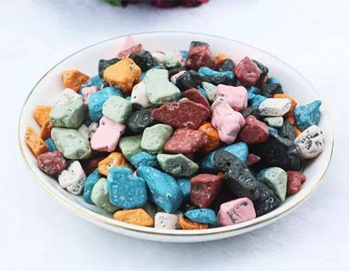 小布娱乐边吃零食边吃瓜,零食瓜果相伴，轻松畅享娱乐时光